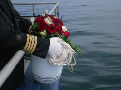 Kapitän bei einer Seebestattung